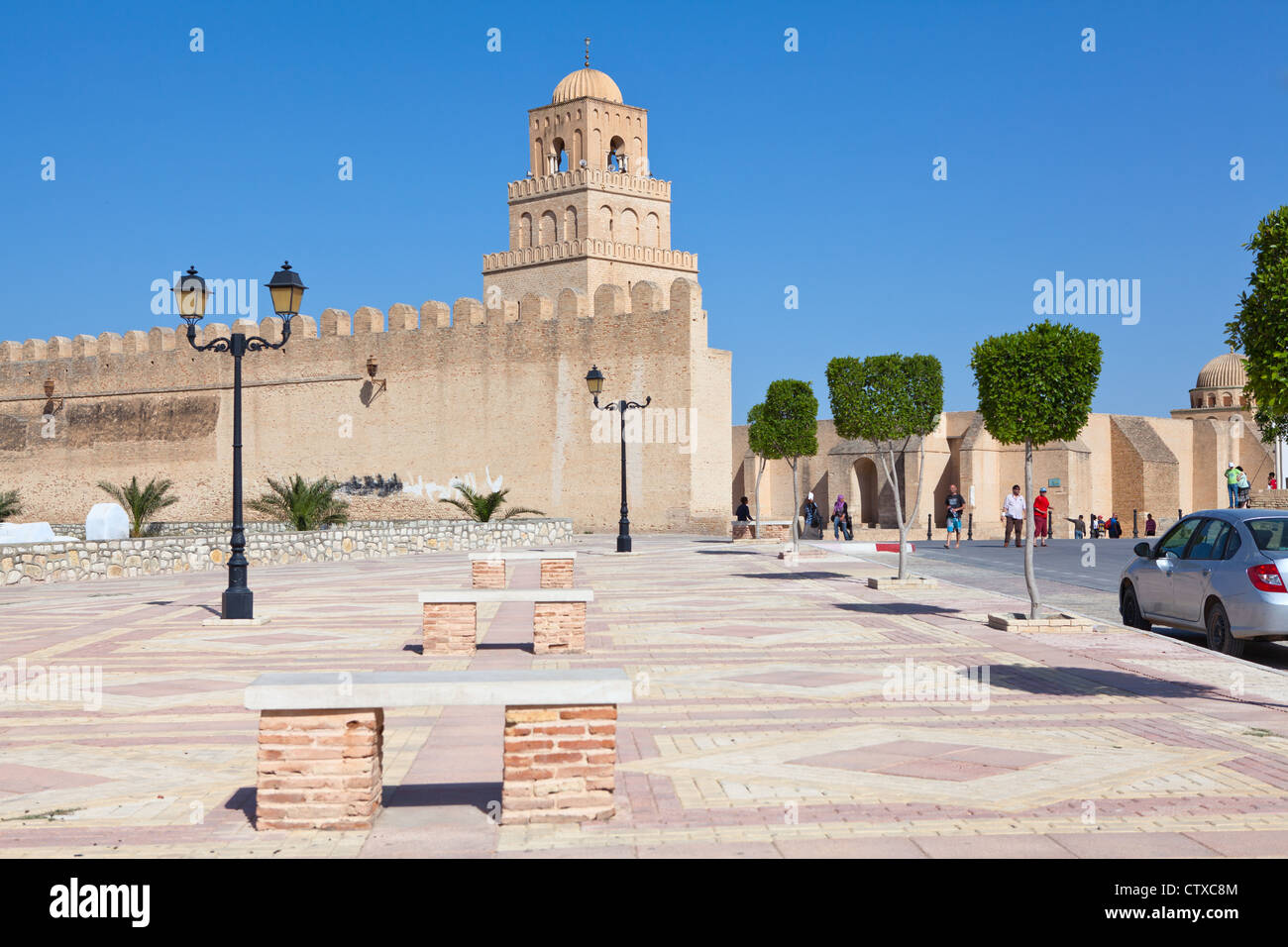 La piazza di fronte alla Grande Moschea di Kairouan, Tunisia Foto Stock