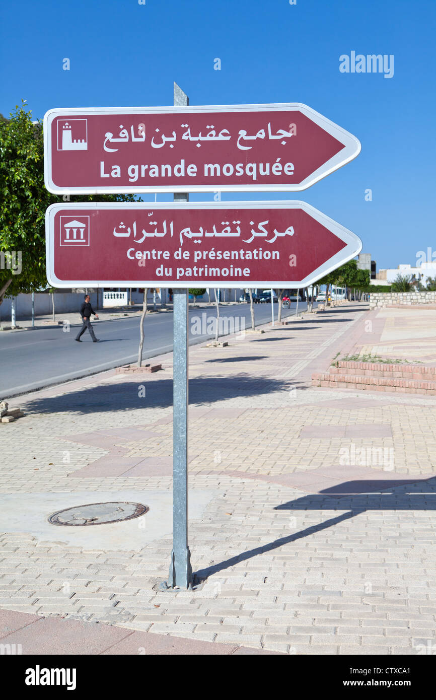Direzione strada segni in arabo e in francese per la grande moschea di Kairouan, Tunisia Foto Stock
