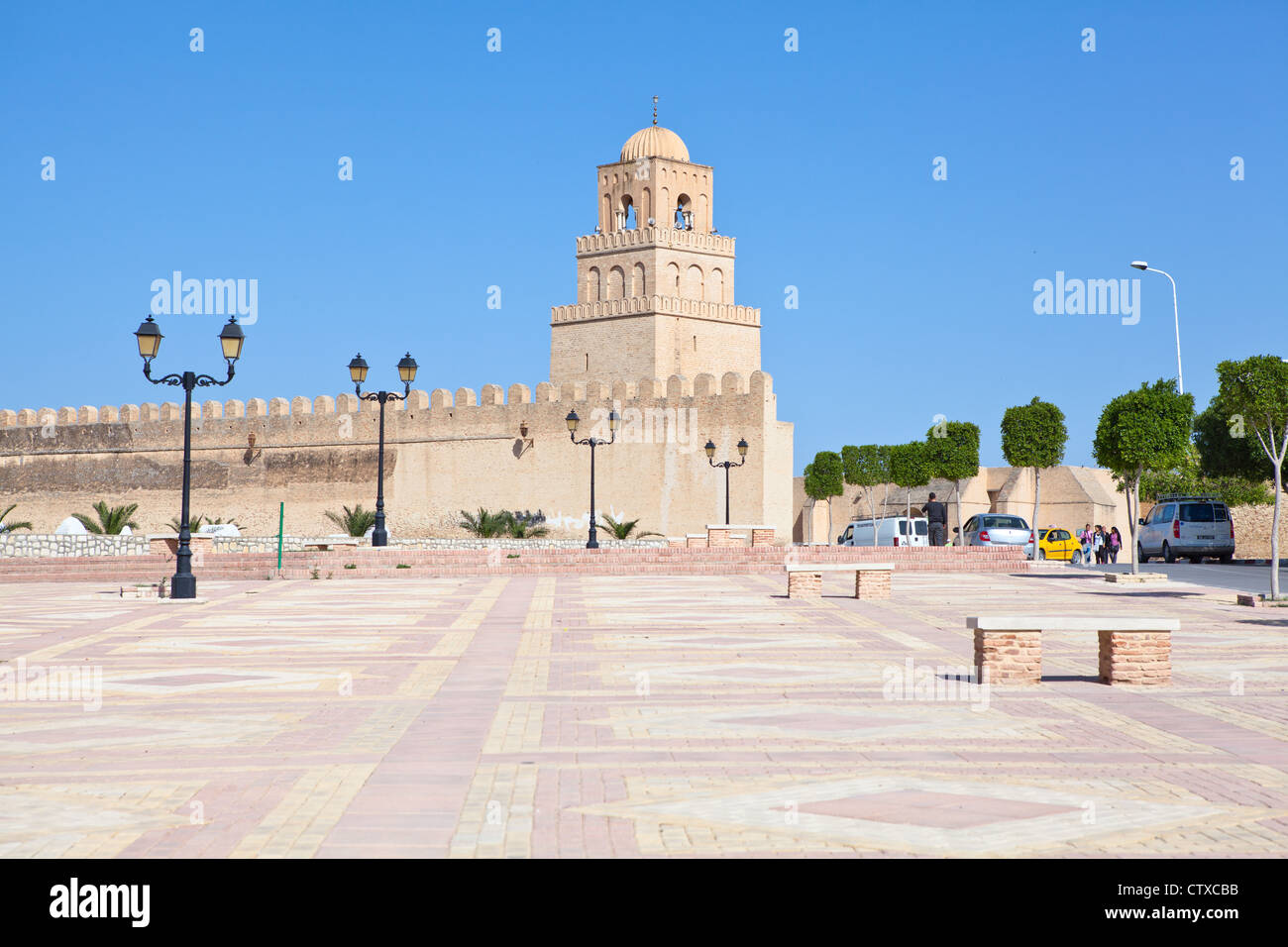 La piazza vuota davanti alla Grande Moschea di Kairouan, Tunisia Foto Stock