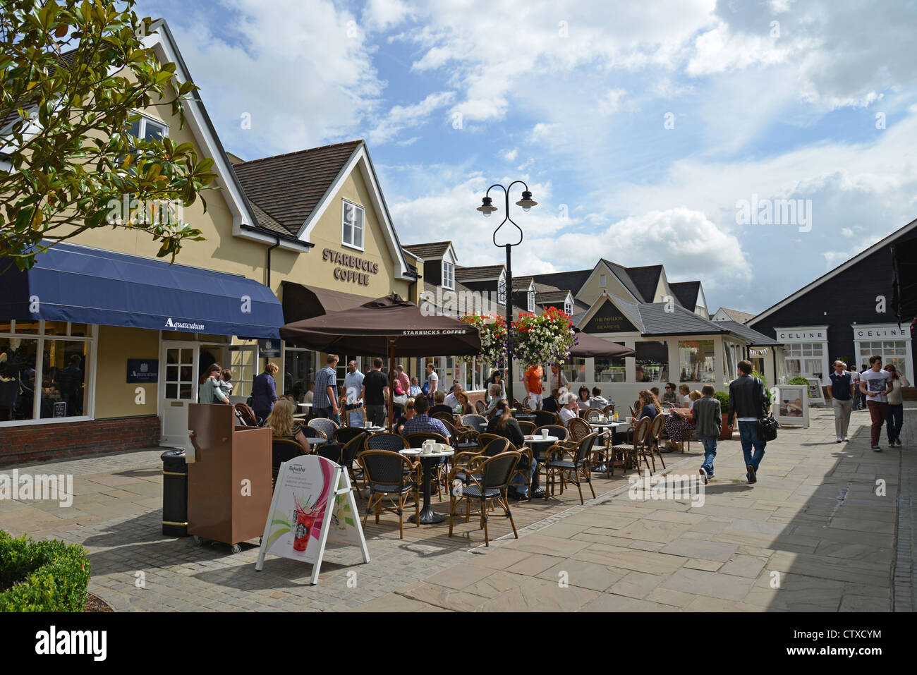 Starbucks Coffee shop, il Villaggio di Bicester Outlet Shopping Centre, Bicester, Oxfordshire, England, Regno Unito Foto Stock
