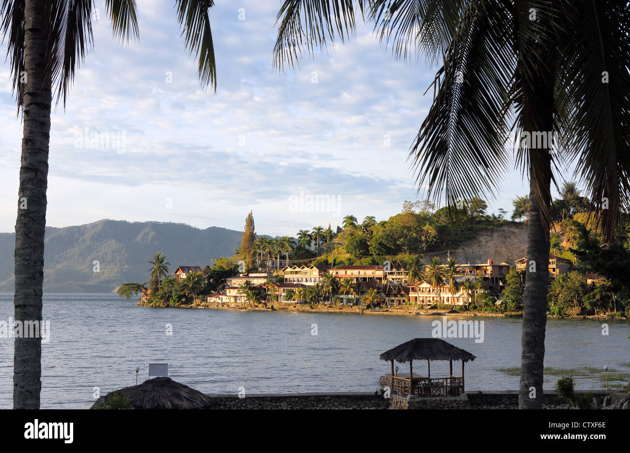 Vista di Tuk Tuk della penisola di Samosir isola sul Lago Toba, il più grande lago vulcanico. Foto Stock