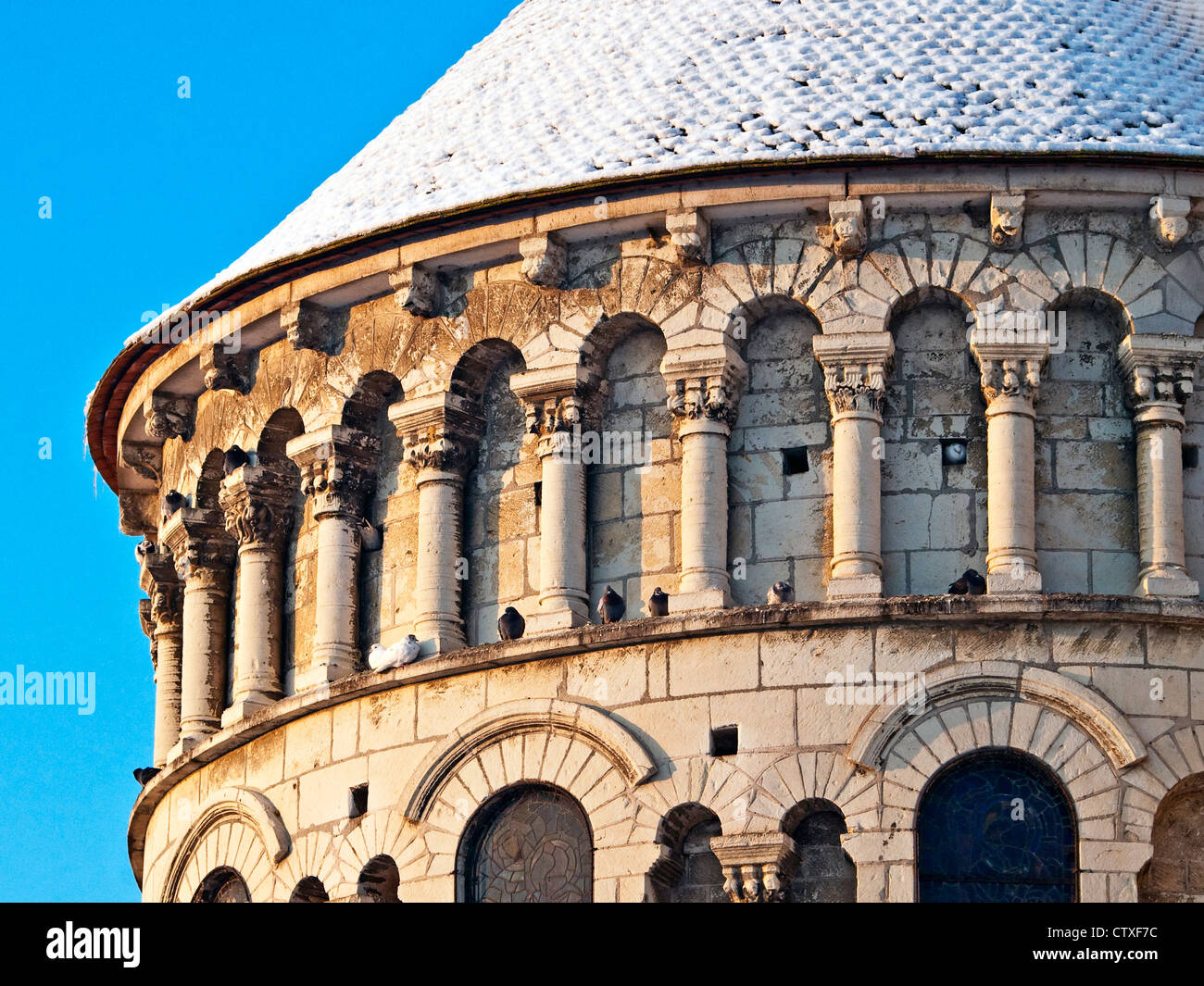 Chiesa abside esterna in inverno - Francia. Foto Stock