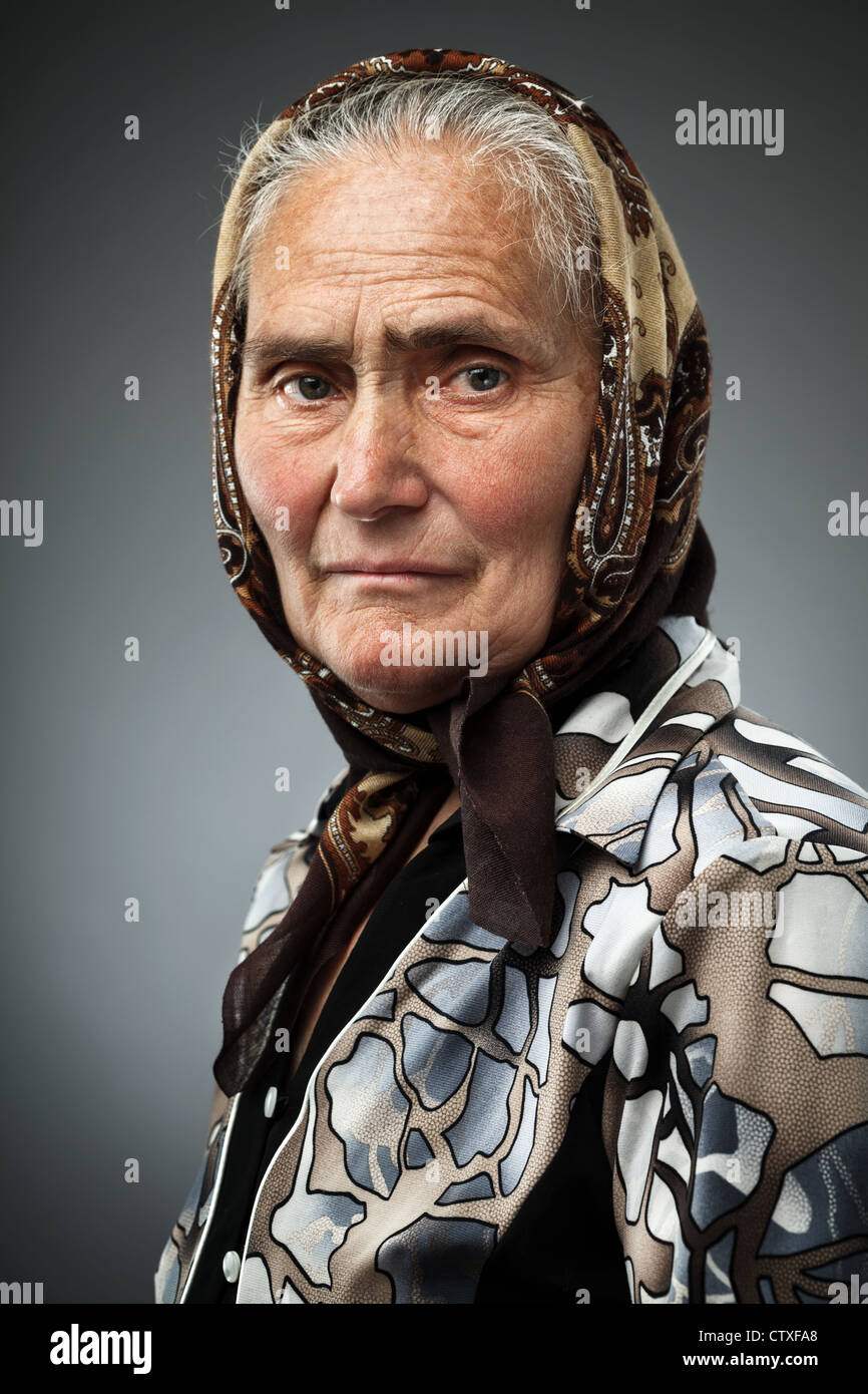Donna anziana con fazzoletto, ritratto in studio Foto stock - Alamy
