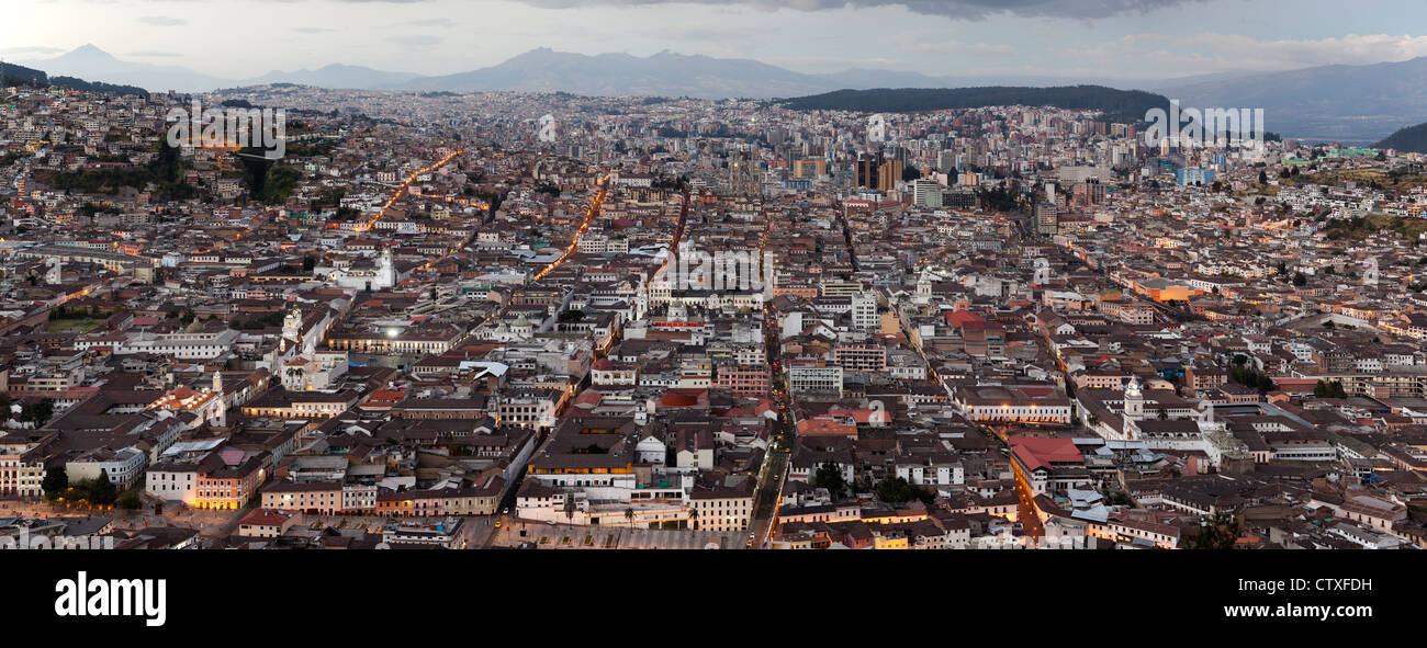 Capitale Quito in Ecuador panorama visto da PANECILLO STATUA Foto Stock