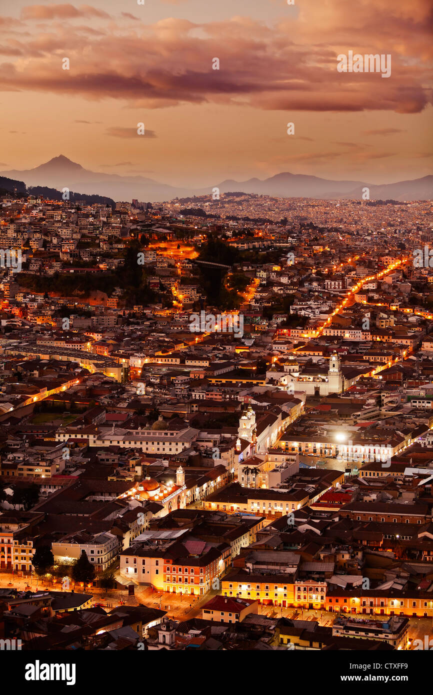 La parte storica della capitale Quito in Ecuador come visto da Panecillo statua al crepuscolo oberati di lavoro In Post-elaborazione per un migliore impatto visivo Foto Stock