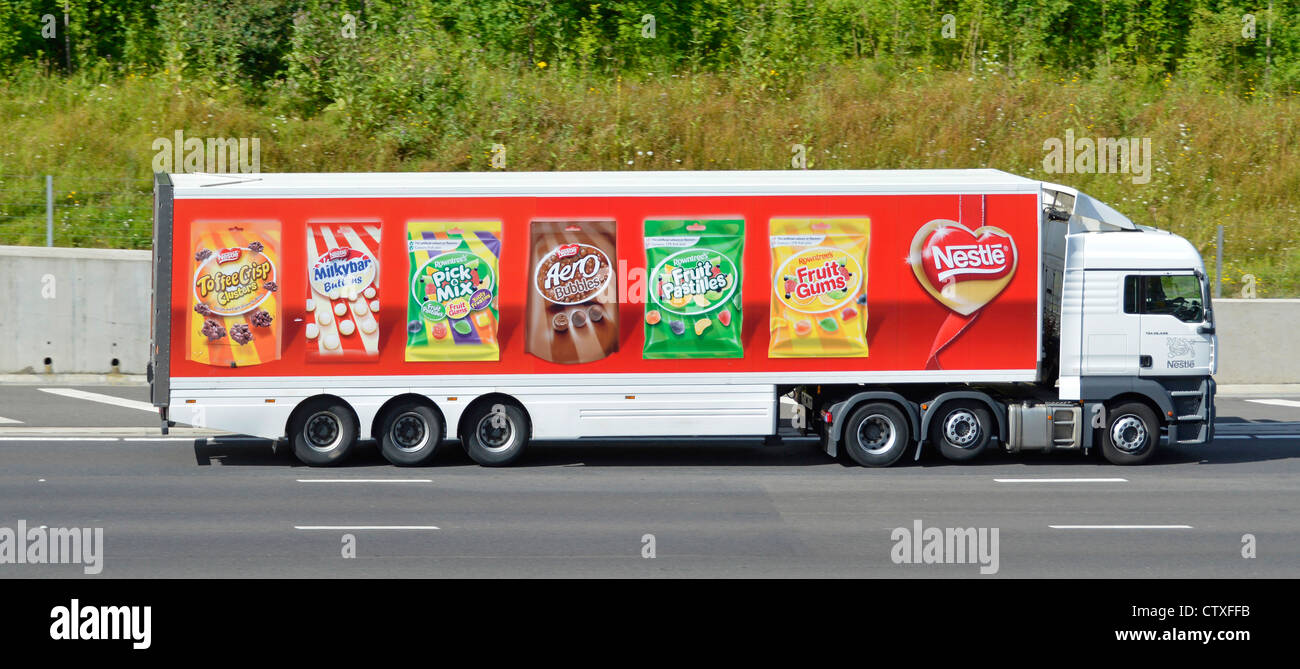 Nestle hgv supply chain camion di consegna del camion & rimorchio articolato colorato display pubblicità dei suoi prodotti la guida lungo l'autostrada M25, Essex REGNO UNITO Foto Stock