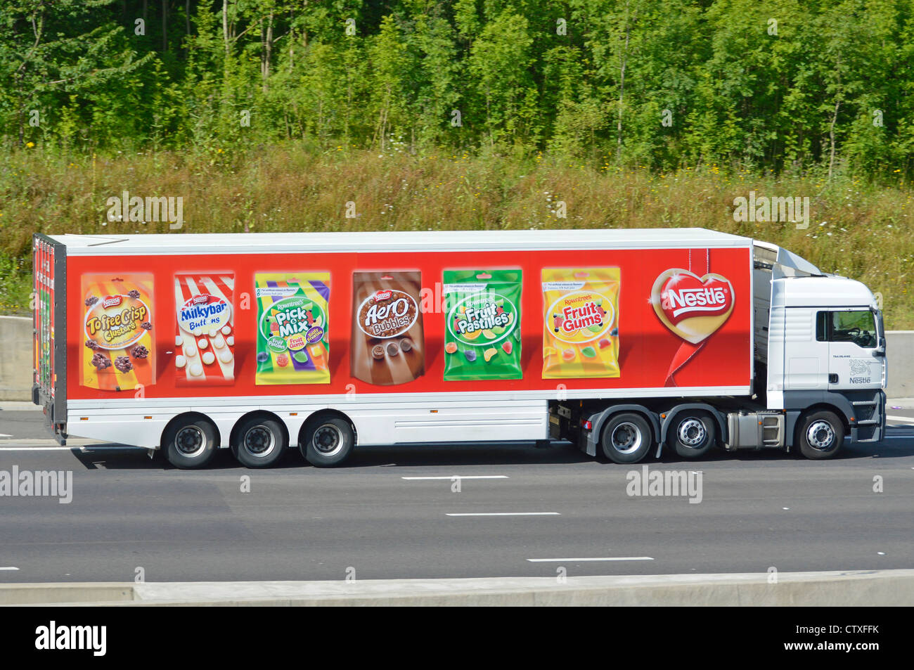 Nestle il camion ed il rimorchio con colorati display advertising di prodotti dolciari Foto Stock