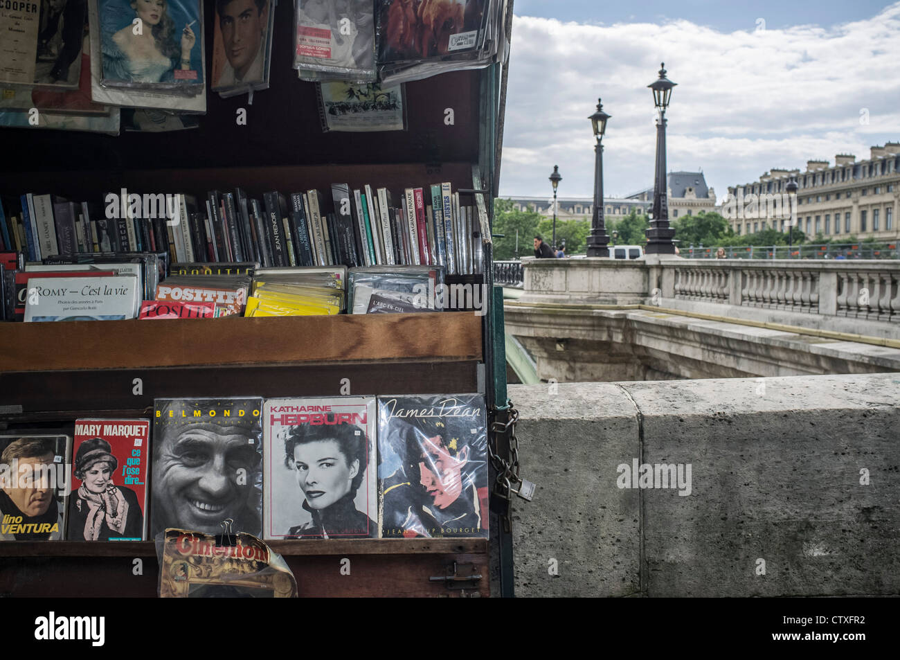 Parigi,Francia.tipico bookstore vicino alla Senna. Foto Stock