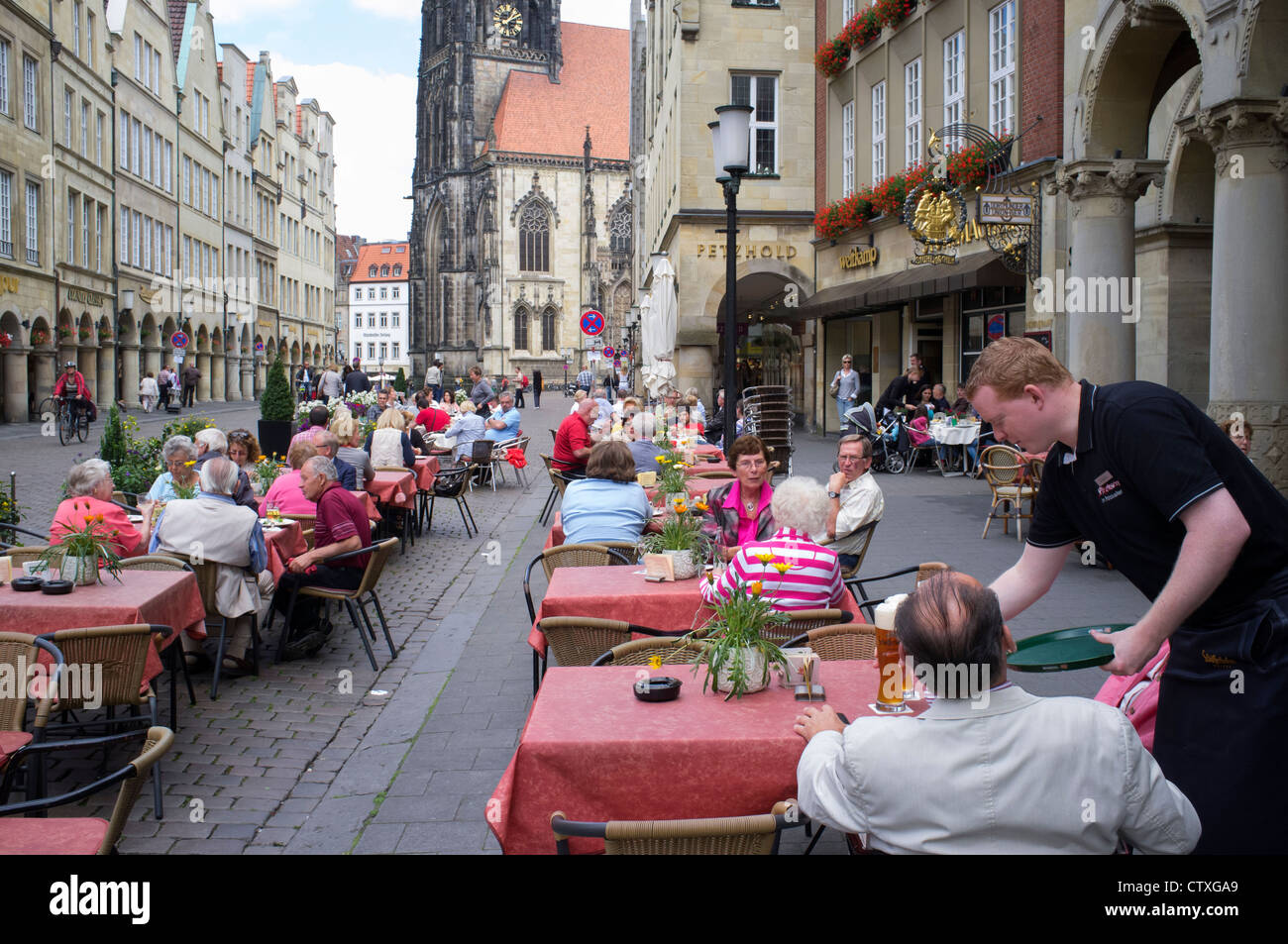 Busy street cafe sul Prinzipalmarkt nel centro di Munster Germania Foto Stock