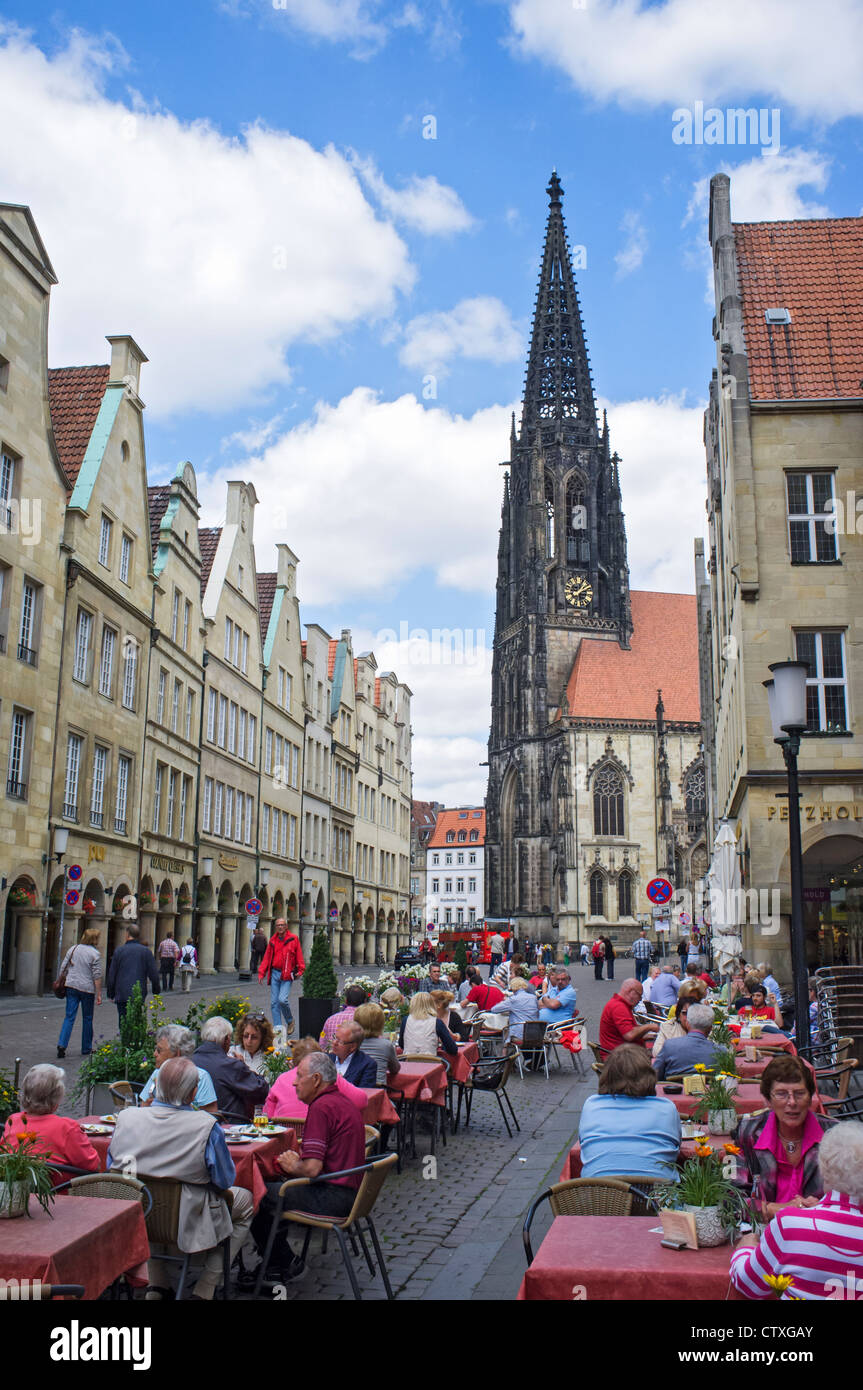 Busy street cafe sul Prinzipalmarkt nel centro di Munster Germania Foto Stock