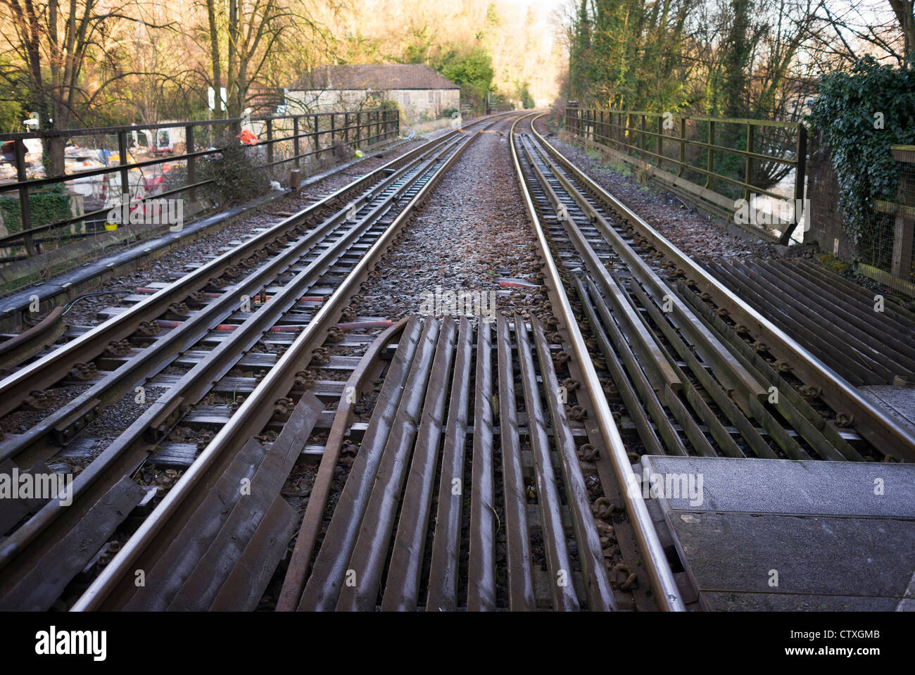 Binario ferroviario e barre di deterrente senza traffico Foto Stock
