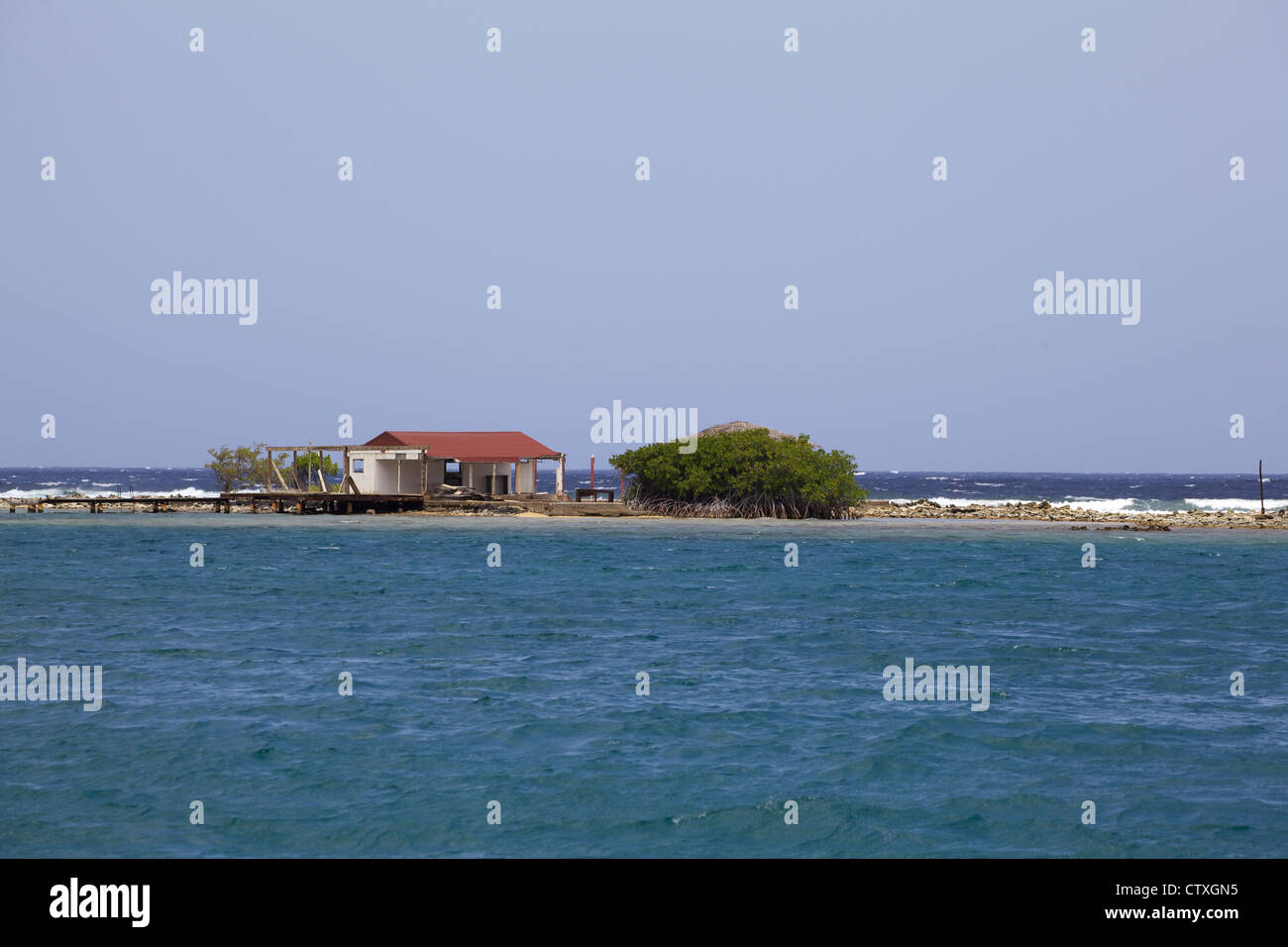 Caraibi Hut su una piccola isola Foto Stock