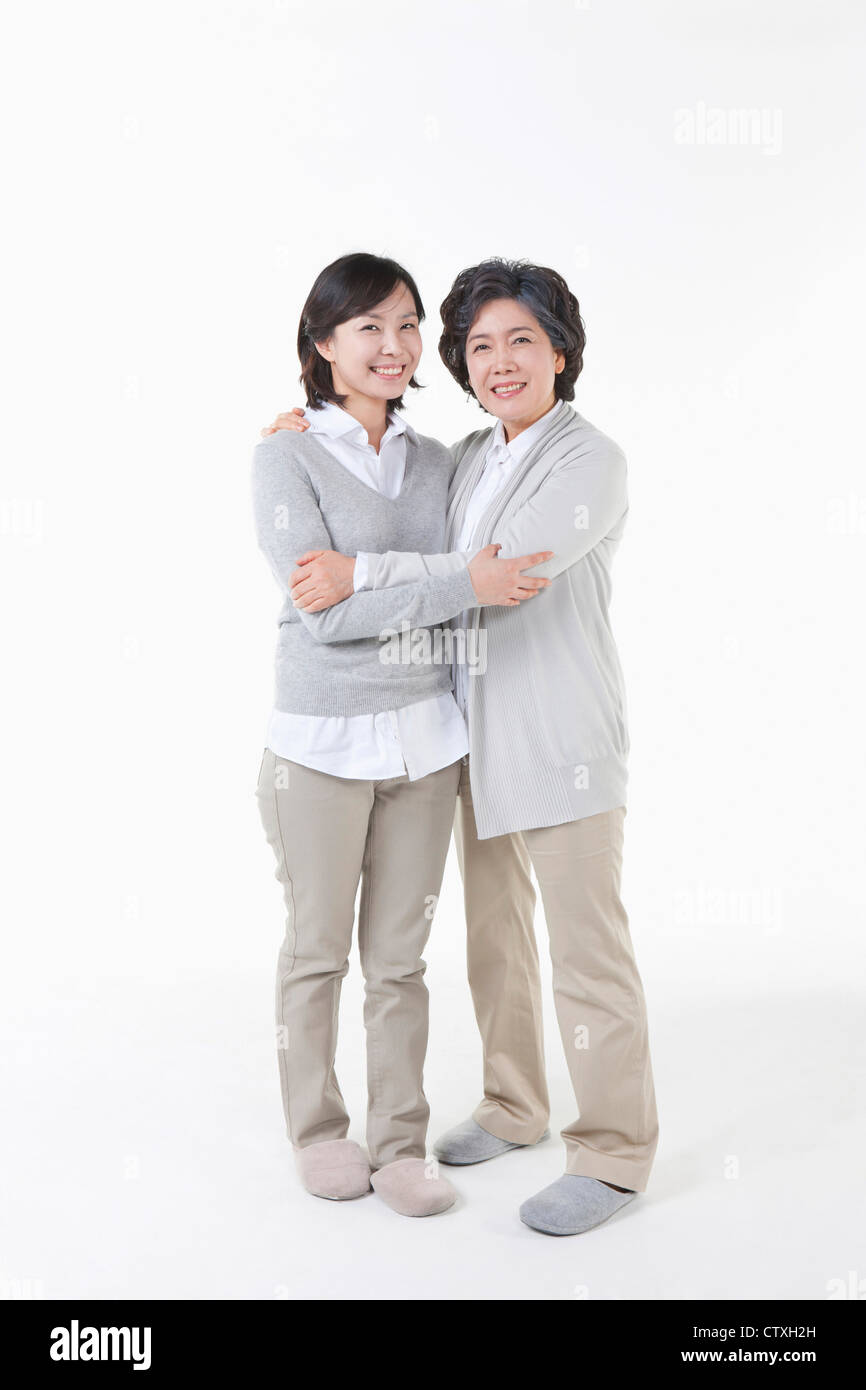 Una nonna e madre abbracciando insieme Foto Stock