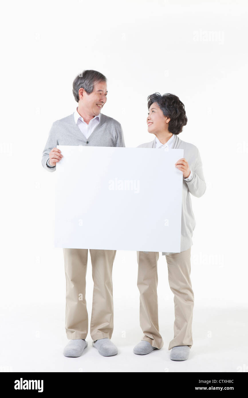Nonni con un consiglio di amministrazione Foto Stock