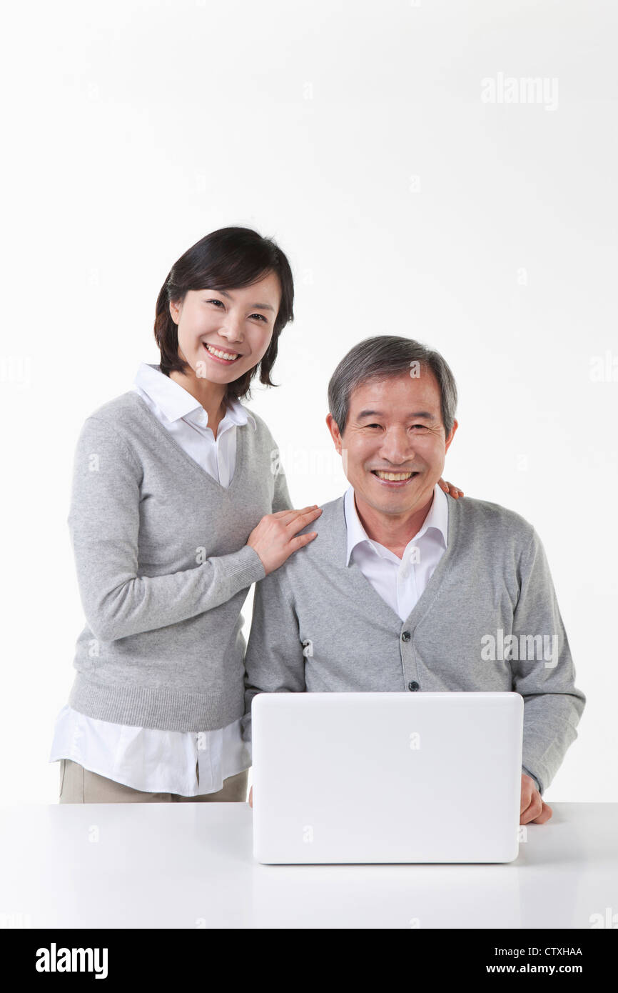 Un nonno e madre con il computer portatile Foto Stock