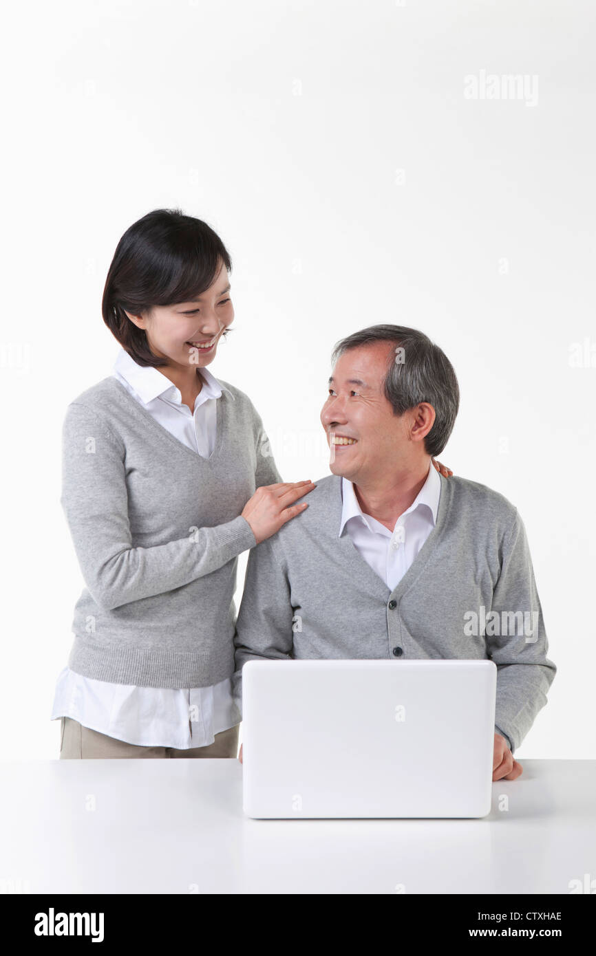 Un nonno e madre con il computer portatile Foto Stock
