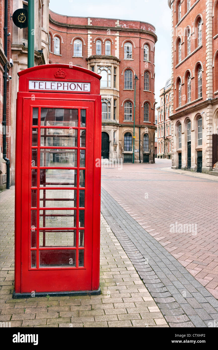 Telefono rosso nella casella di Lace Market area di Nottingham City Centre Regno Unito Foto Stock