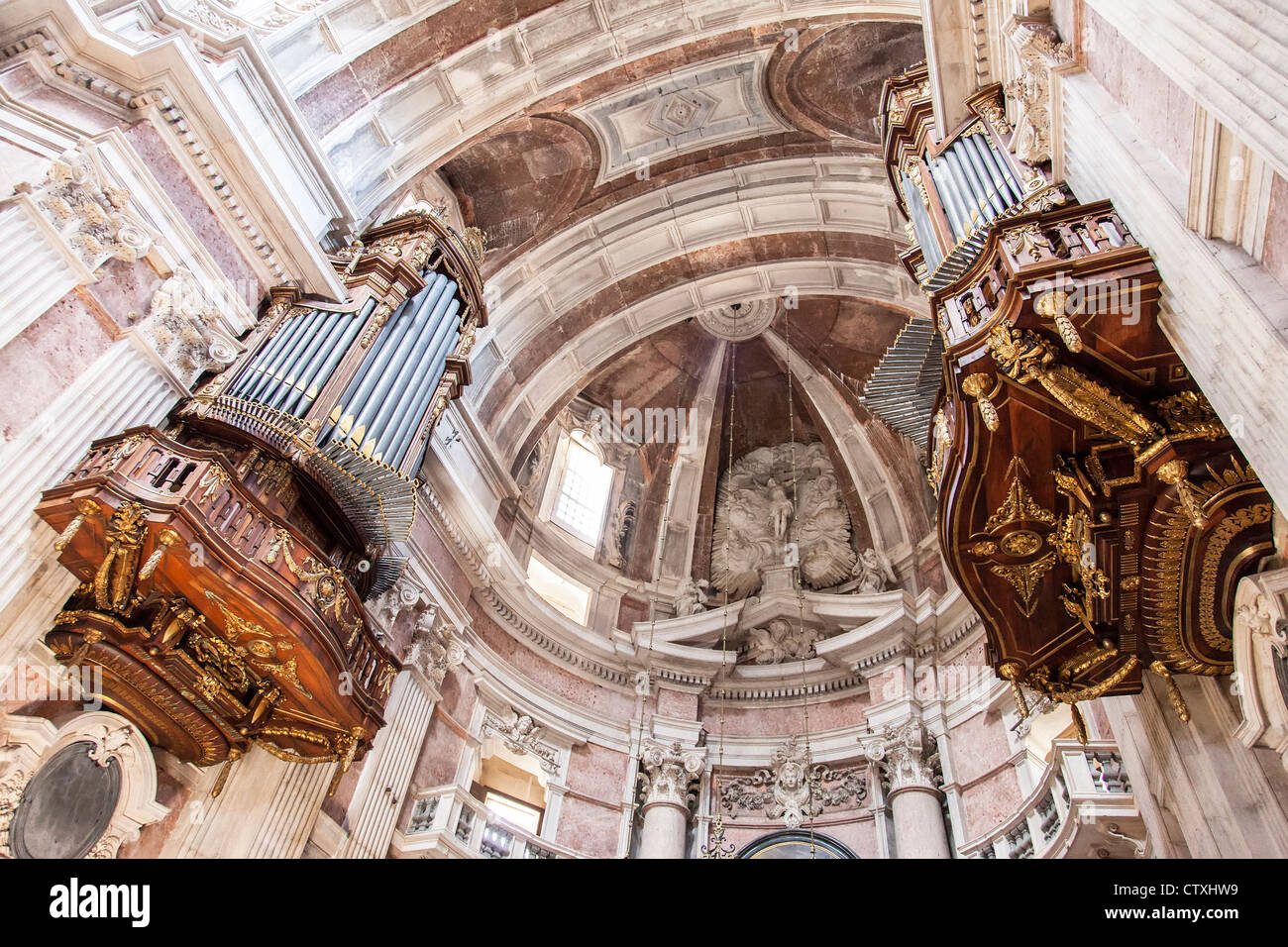 Due dei sei organi (altare principale area) della Mafra National Palace e convento in Portogallo. Architettura Barocca. Foto Stock