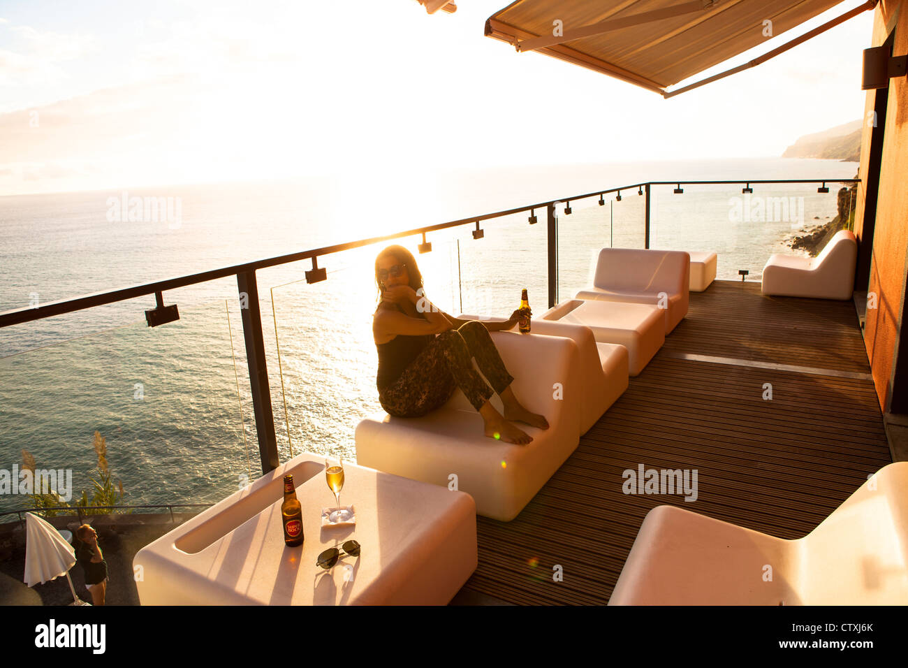 Donna sul balcone al tramonto Madeira Portogallo Foto Stock