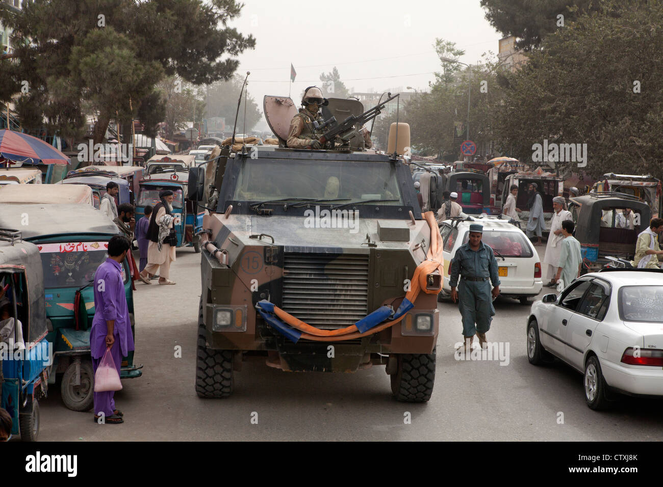 Militare olandese di pattuglia a Kunduz, Afghanistan Foto Stock