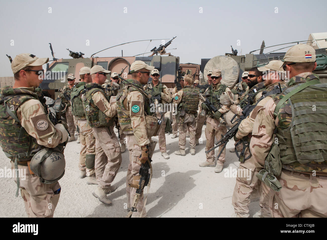 Militare olandese di pattuglia a Kunduz, Afghanistan Foto Stock