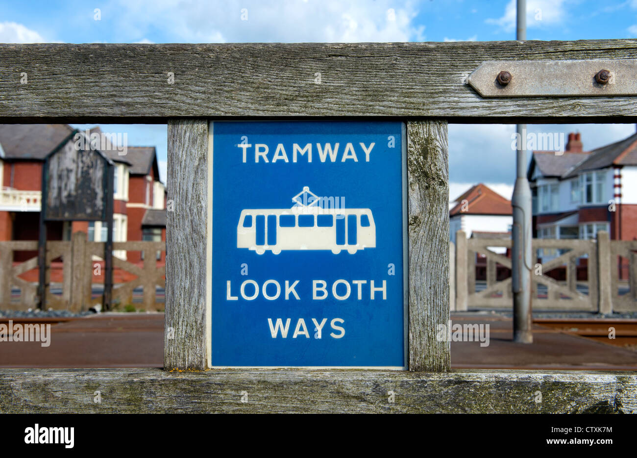 "Tramvia. Guardare in entrambe le direzioni". Segnale di avviso da un incrocio sulla linea del tram di Blackpool, Lancashire Foto Stock