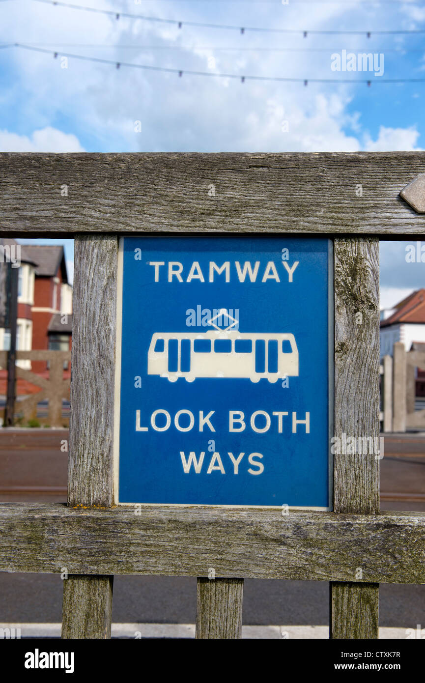 "Tramvia. Guardare in entrambe le direzioni". Segnale di avviso da un incrocio sulla linea del tram di Blackpool, Lancashire Foto Stock