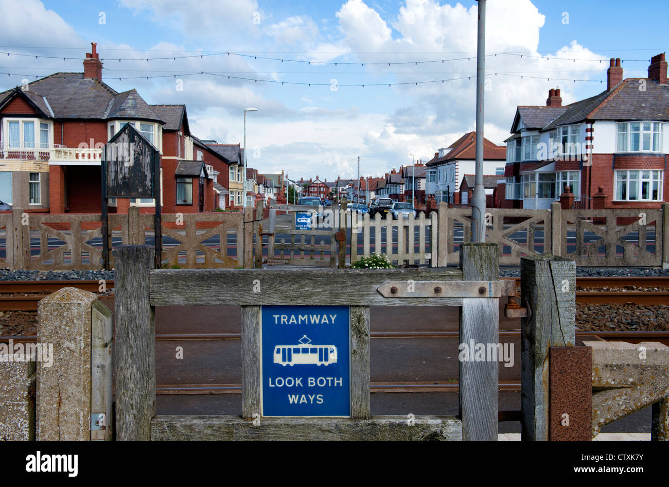 "Tramvia. Guardare in entrambe le direzioni". Segnale di avviso da un incrocio sulla linea del tram di Blackpool, Lancashire Foto Stock