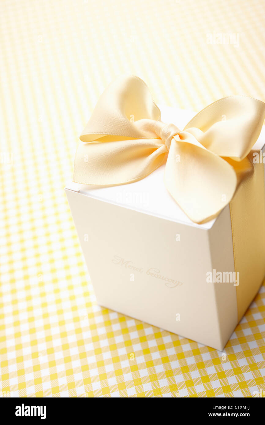 Nastro giallo confezione regalo Foto Stock
