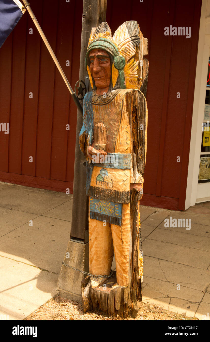 Indiano in legno nella parte anteriore del negozio in Fredericksburg,TX Foto Stock