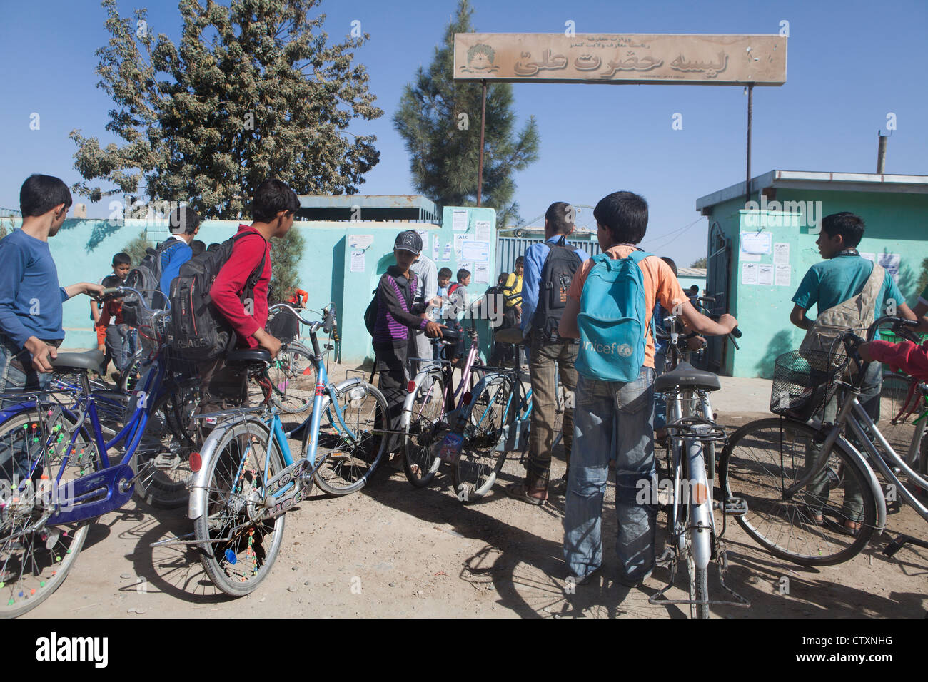 A scuola i bambini che vanno a scuola a Kunduz, Afghanistan Foto Stock