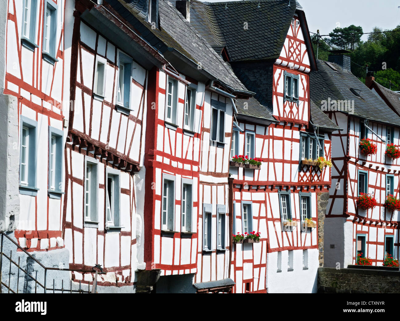 Vecchio semi-case con travi di legno nel villaggio storico di Monreal nella regione Eifel della Renania Palatinato Germania Foto Stock
