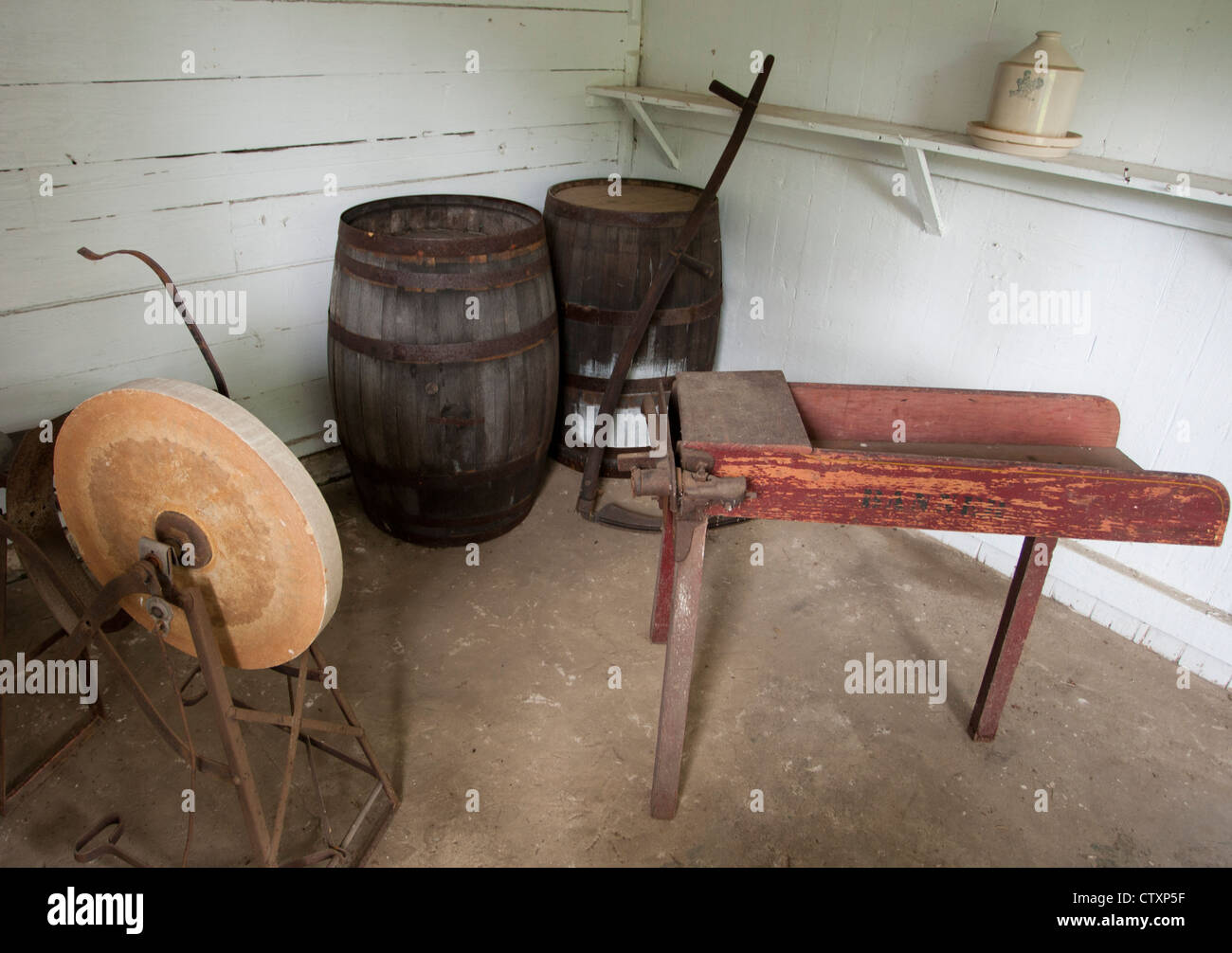 Una pietra abrasiva e una taglierina di pula per affilatura utensili e lame Foto Stock