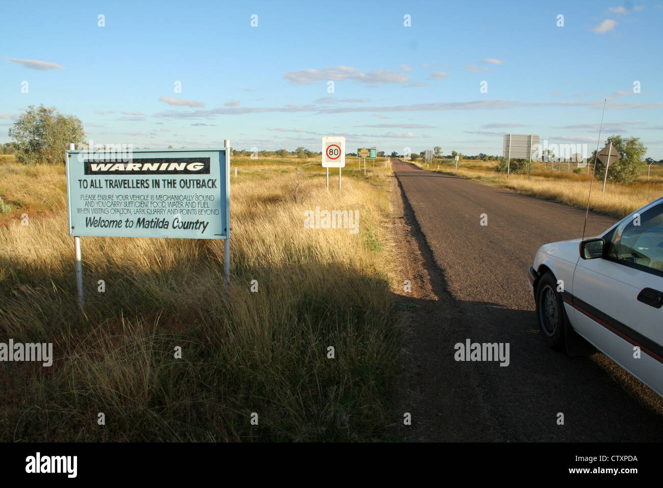 Segnale di avvertimento per la guida nell'Outback. Queenland, Australia Foto Stock