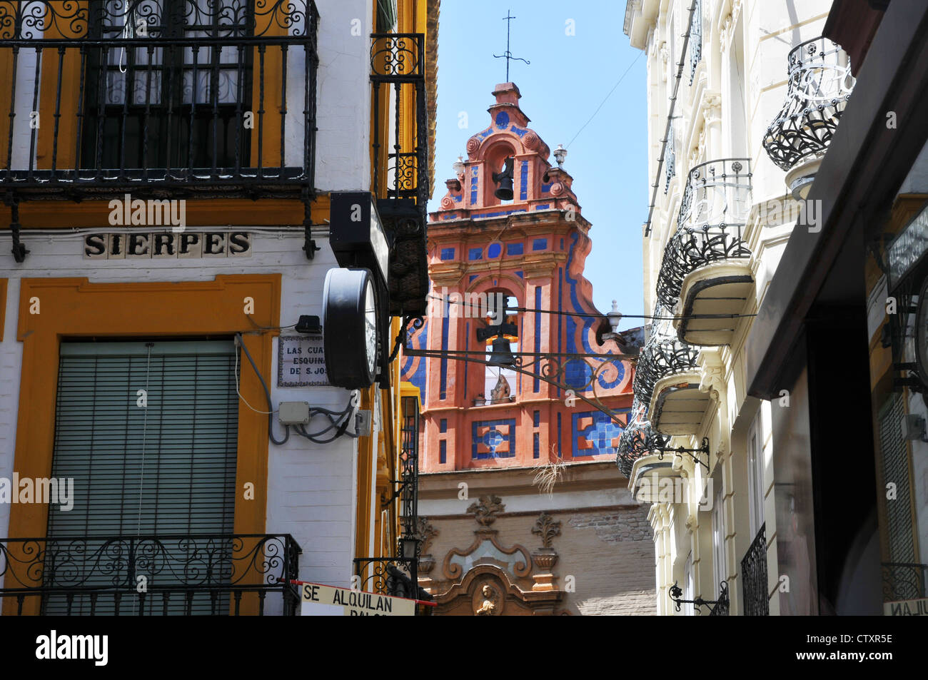 Classico spagnolo edifici, Calle Sierpes, la principale area dello shopping, Siviglia, Spagna. Foto Stock