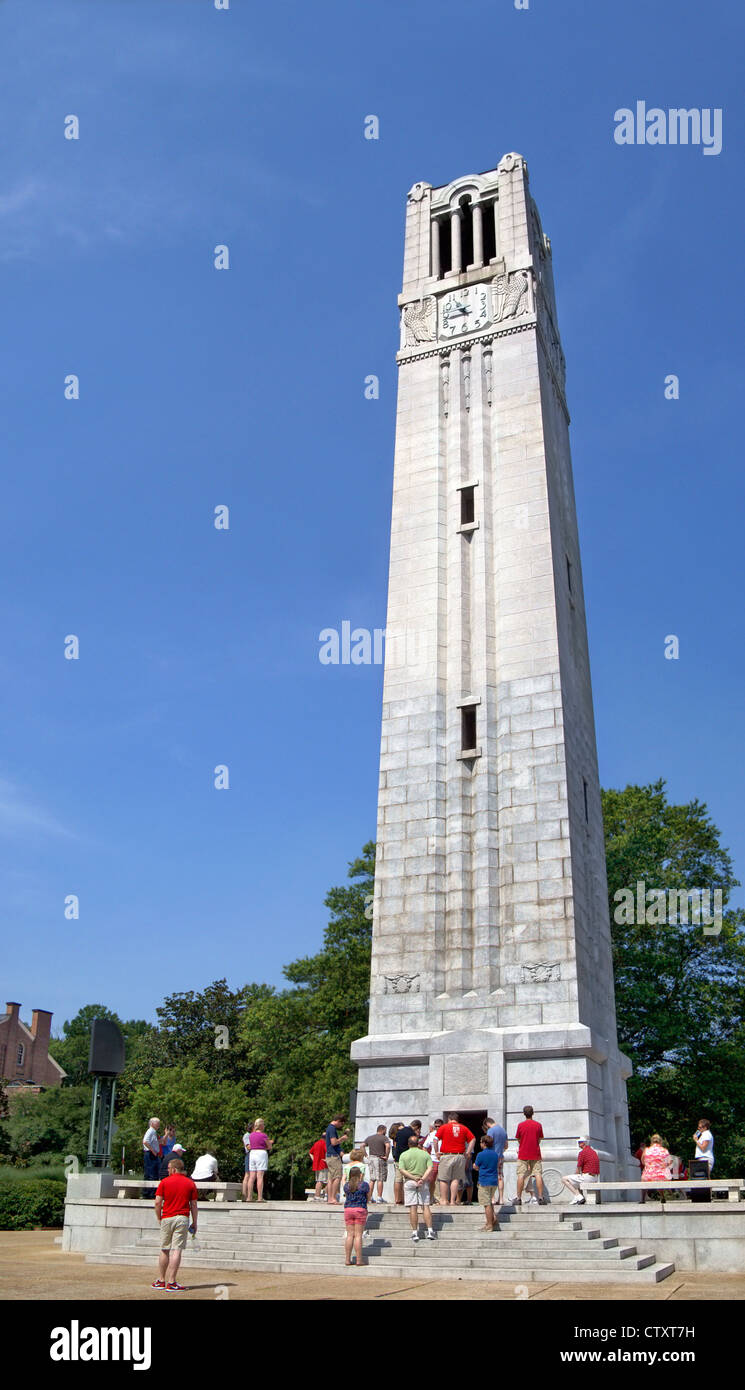 North Carolina, NC, Università Statale torre campanaria con i visitatori in attesa per il tour della torre. Foto Stock