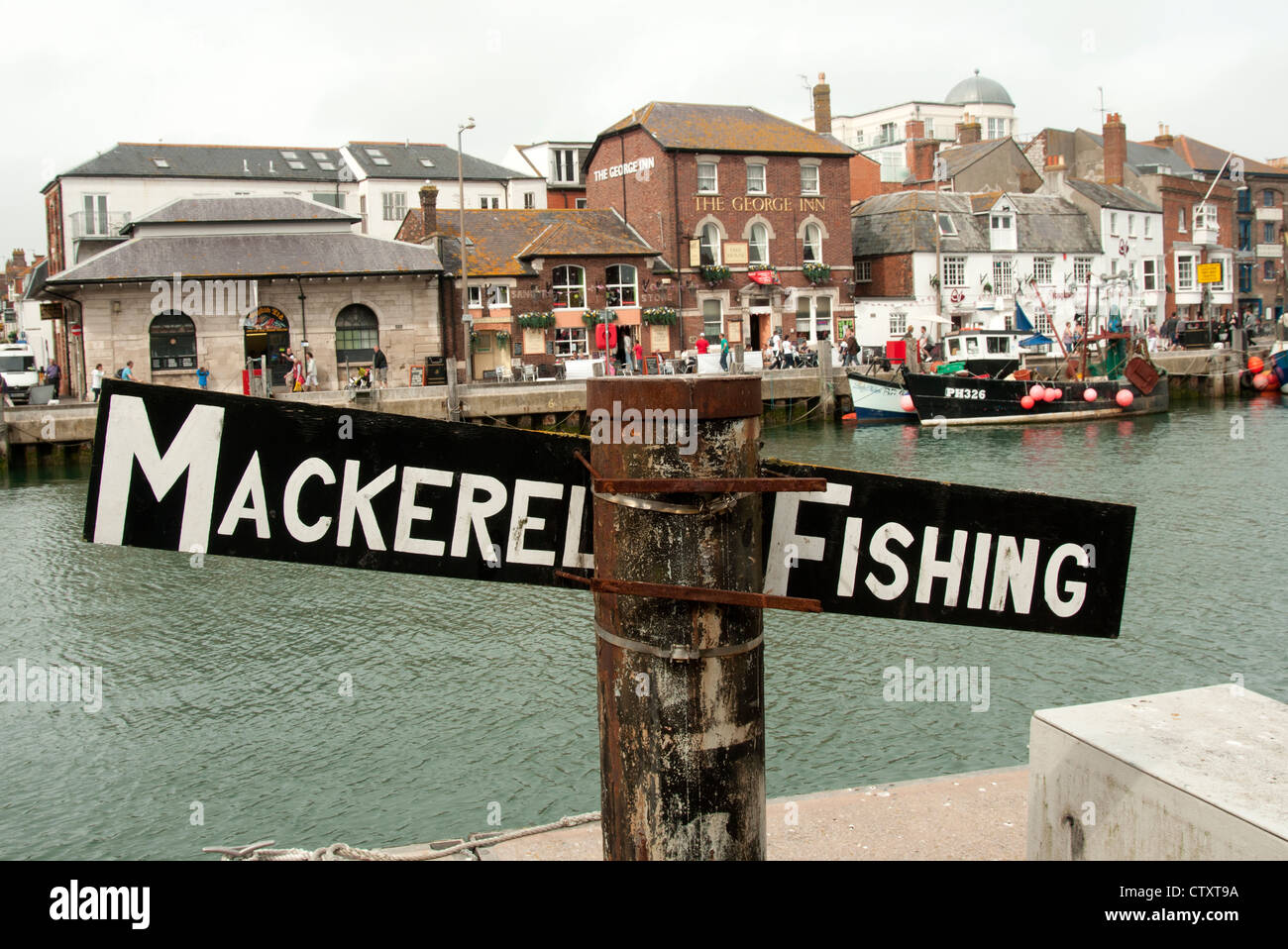 La pesca dello sgombro segno quayside nel porto di Weymouth Foto Stock