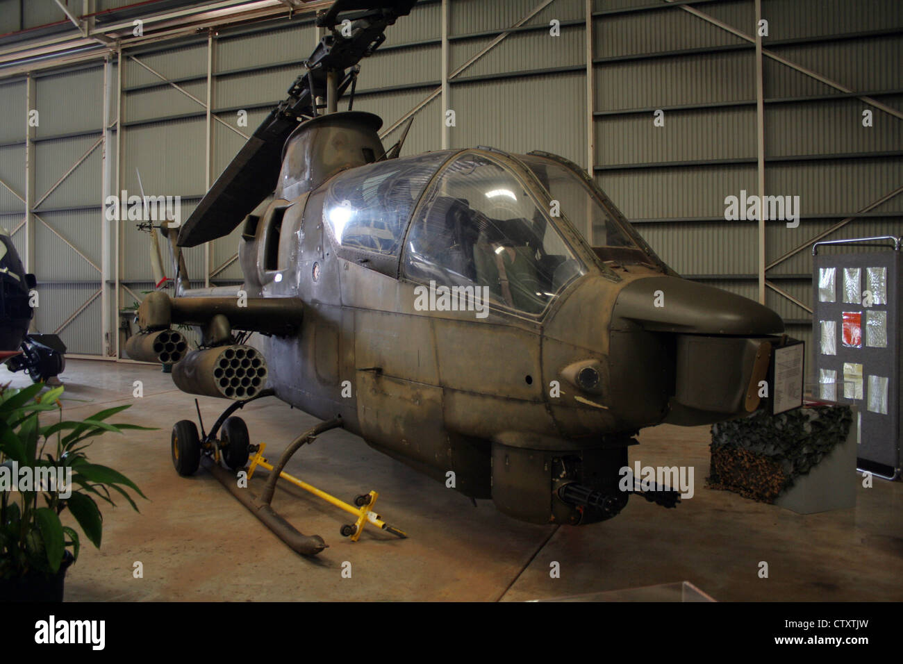 Bell AH-1 Cobra gunship elicottero in Darwin Aviation Museum. Australia Foto Stock