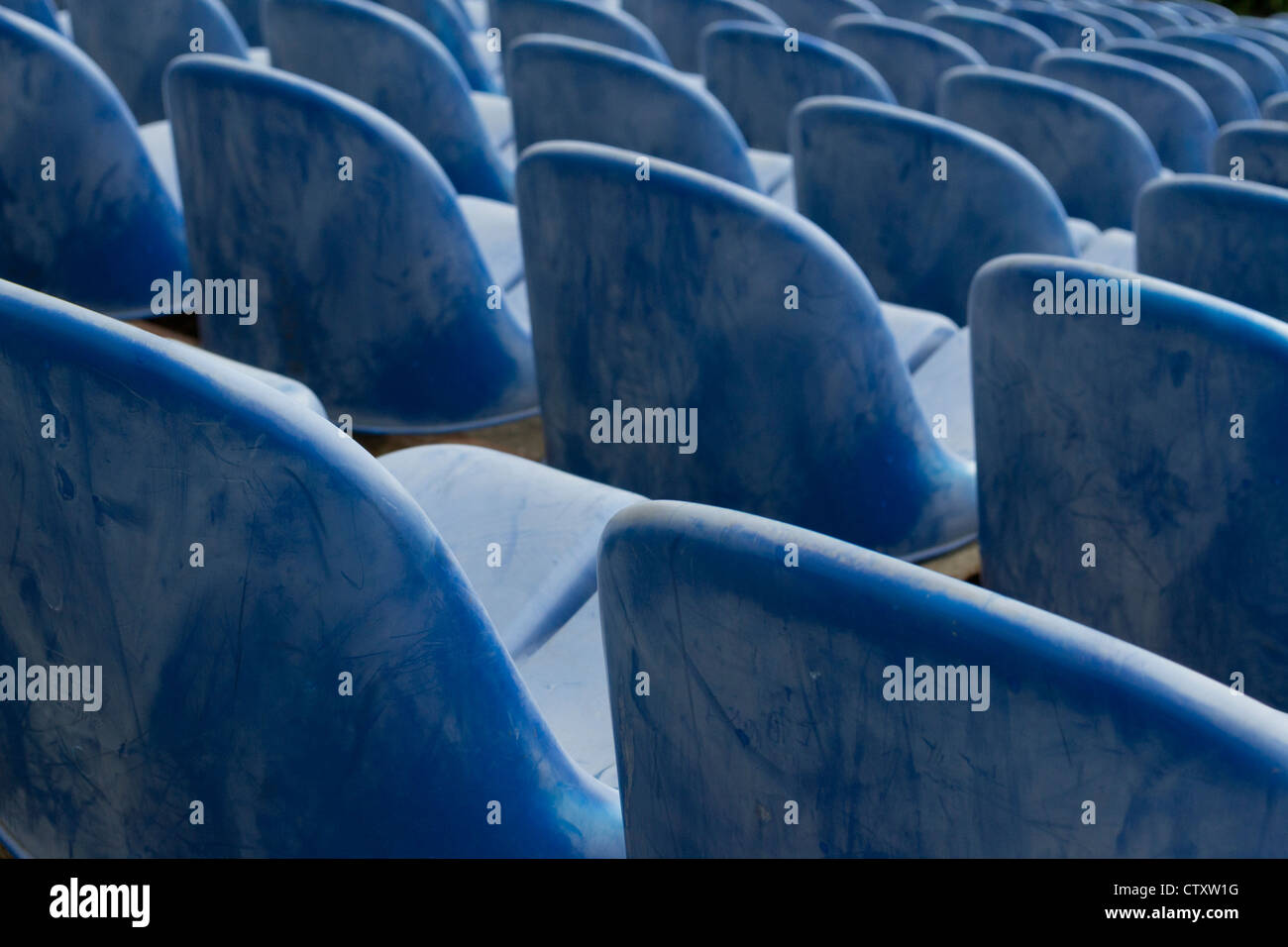Sedie in plastica dello stadio di calcio Foto Stock