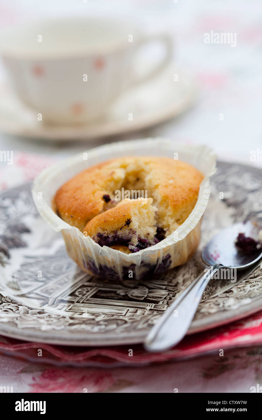 Close-up di deliziosi piatti fatti in casa muffin ai mirtilli su una piastra Foto Stock