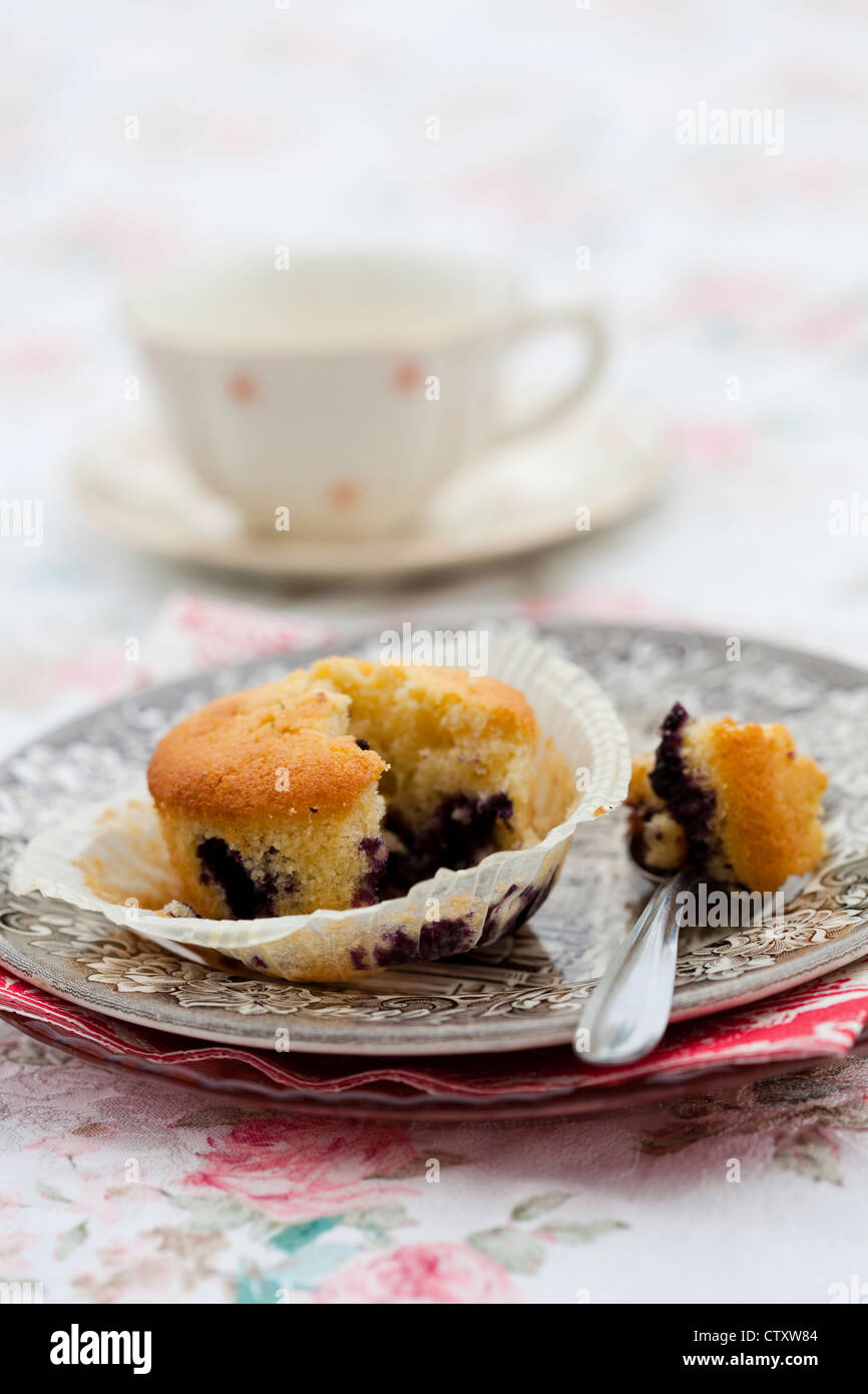 Close-up di deliziosi piatti fatti in casa muffin ai mirtilli su una piastra Foto Stock