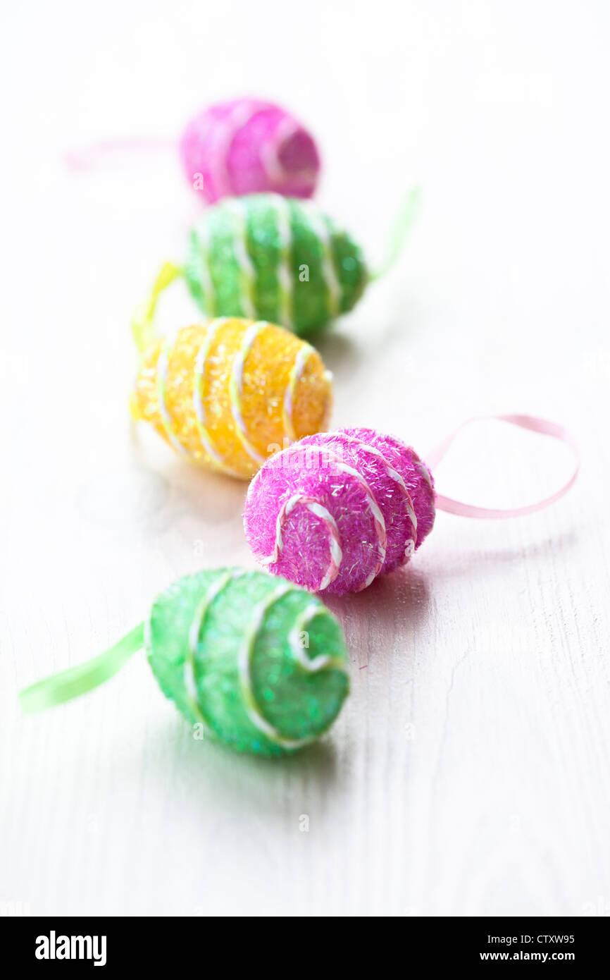 Close-up di uovo di pasqua decorazioni in colori vibranti Foto Stock