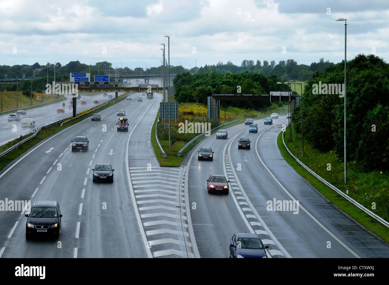 Autostrada sotto la pioggia con stile vecchia centrale di prenotazione prima barriera di aggiornamento di sicurezza Foto Stock