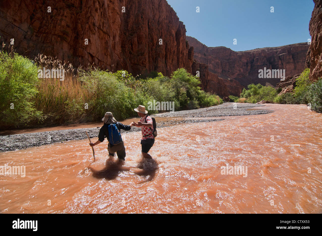 Trekking attraverso il M'Goun Gorges del sud montagne Atlas, Marocco Foto Stock