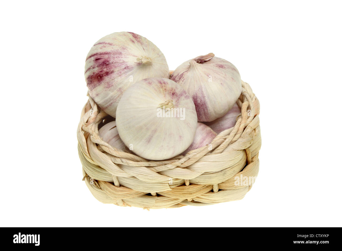 Bulbi di aglio nel cestello isolata contro bianco Foto Stock