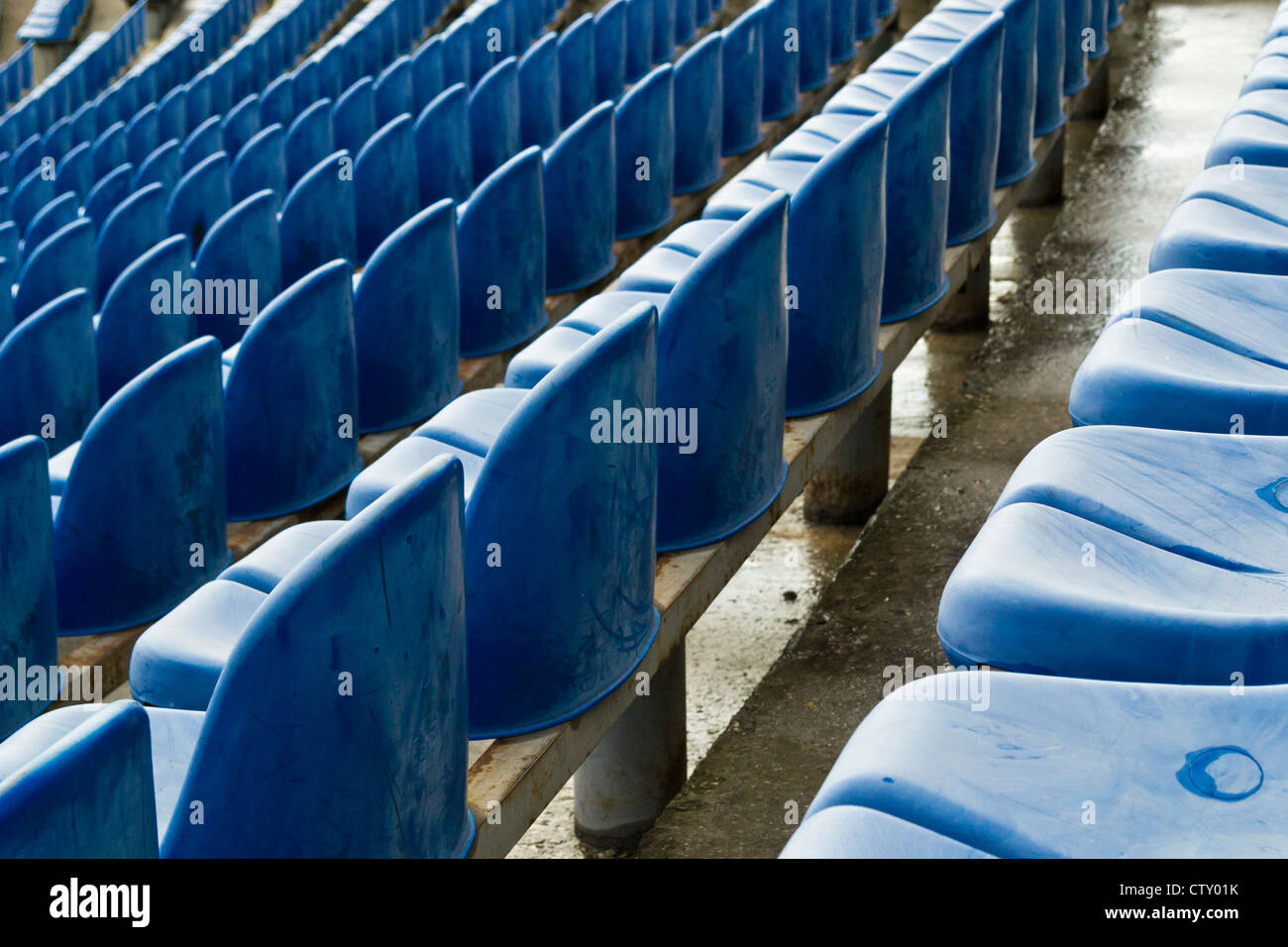 Sedie in plastica dello stadio di calcio Foto Stock