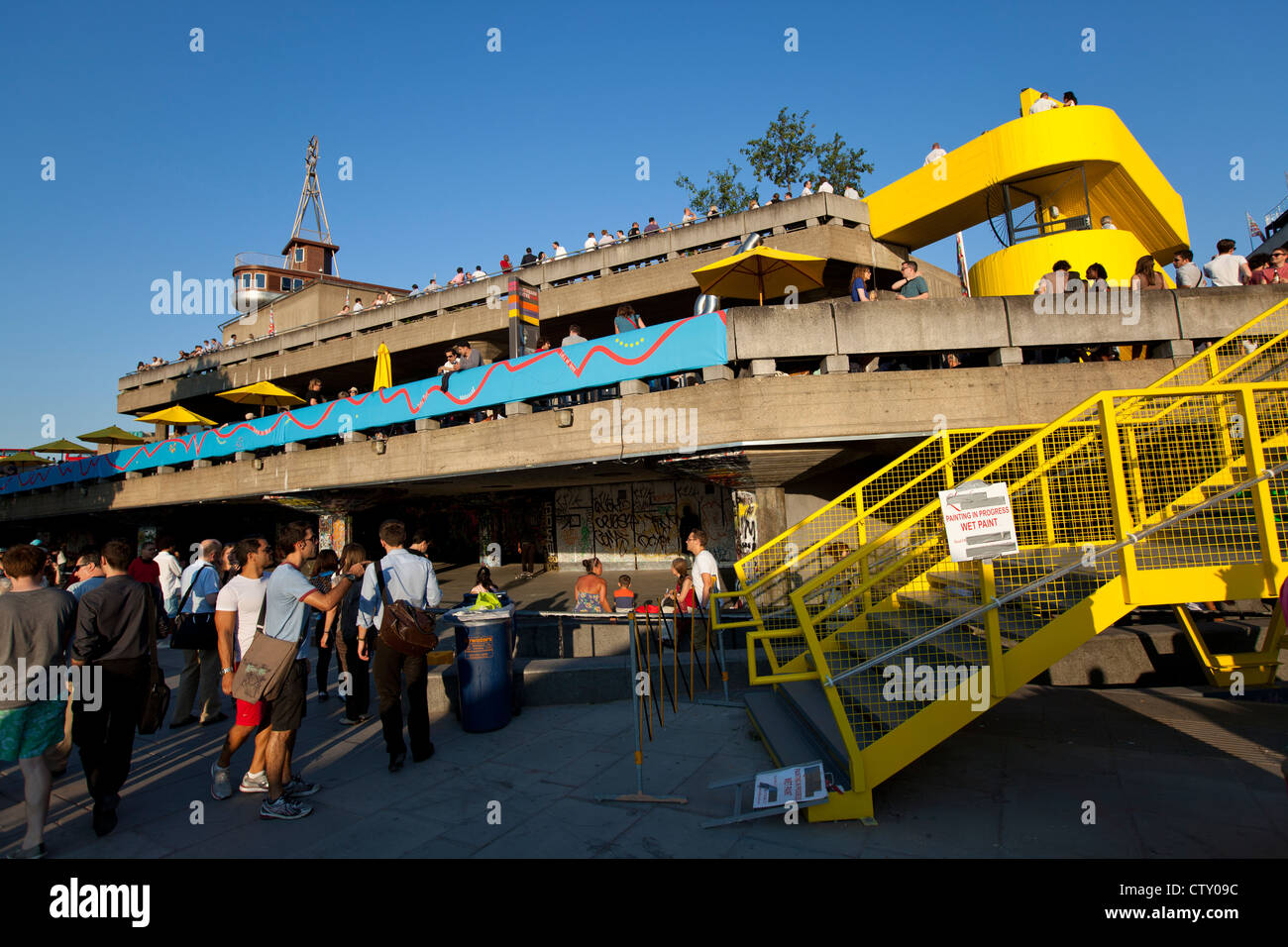 Scala di colore giallo di un giardino sul tetto al di sopra del Queen Elizabeth Hall, Southbank, Londra. Foto Stock