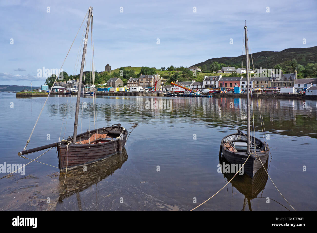 Loch Fyne Skiff Wee Dooker (sinistra) e Iolair ormeggiata in porto a Tarbert Kintyre Scozia Scotland Foto Stock