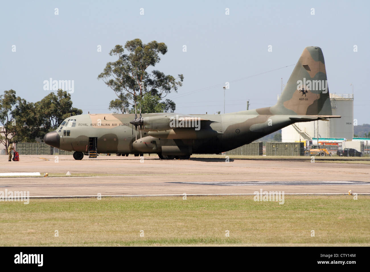 Royal Australian Air Force C-130 Hercules cargo aereo al suo homebase RAAF Richmond. Sydney, Australia Foto Stock