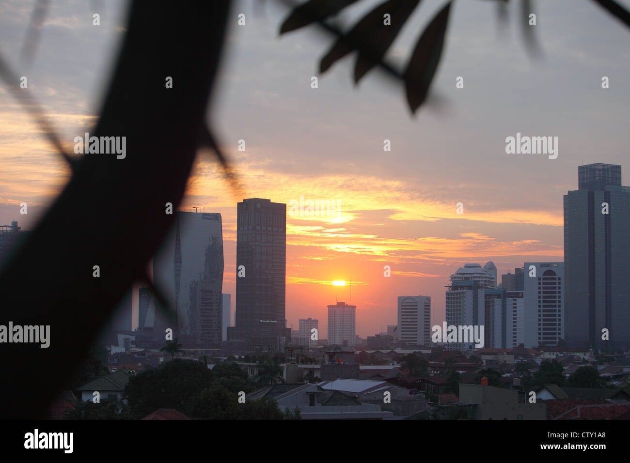 Vista tramonto su Giacarta, alta skyrise edifici per uffici di Jakarta, Indonesia Foto Stock